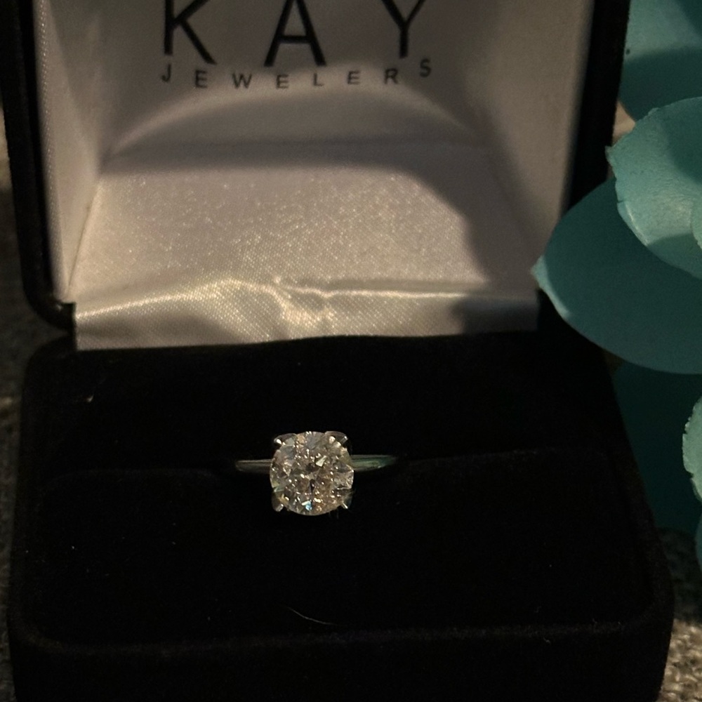 Kay Jewelers Sparkling 2.07ct natural diamond solitaire ring